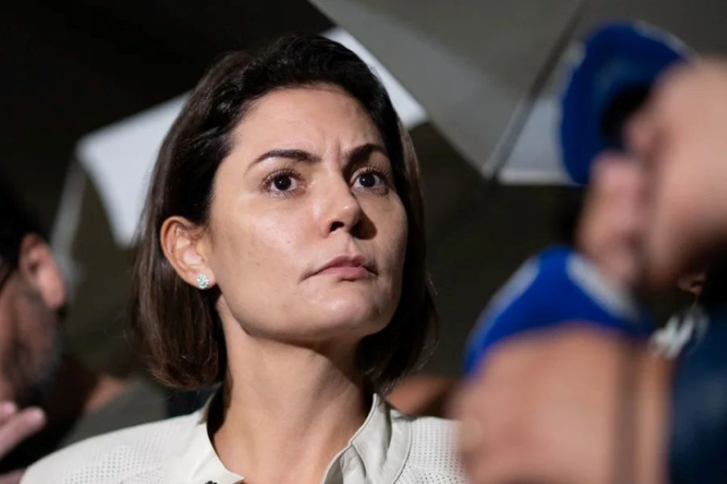 Michelle Bolsonaro tenta conter repercussão negativa após elogio a programa de Lula