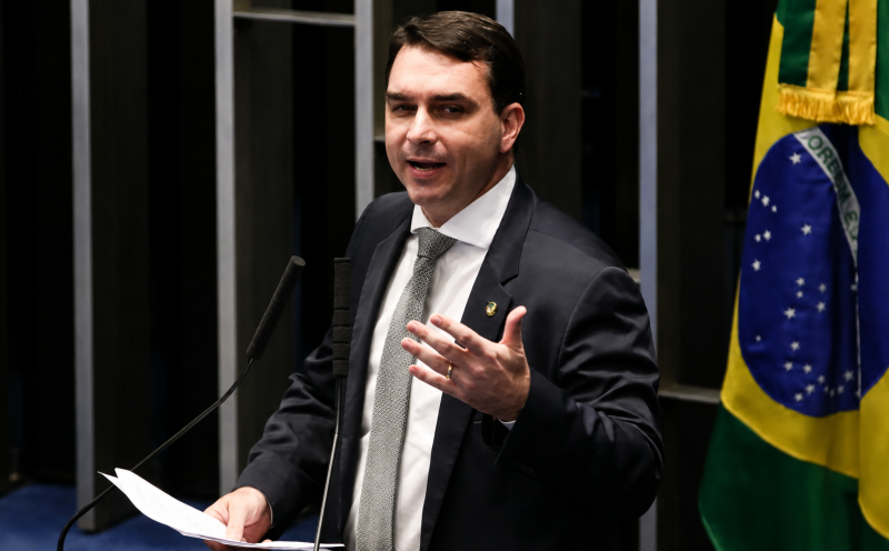 Procuradoria-Geral da República pede que Flávio Bolsonaro seja ouvido por calúnia contra Lula