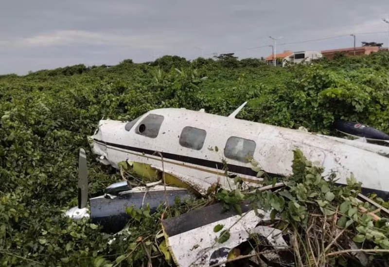 Avião de pequeno porte cai em praia de SC e deixa 2 em estado grave