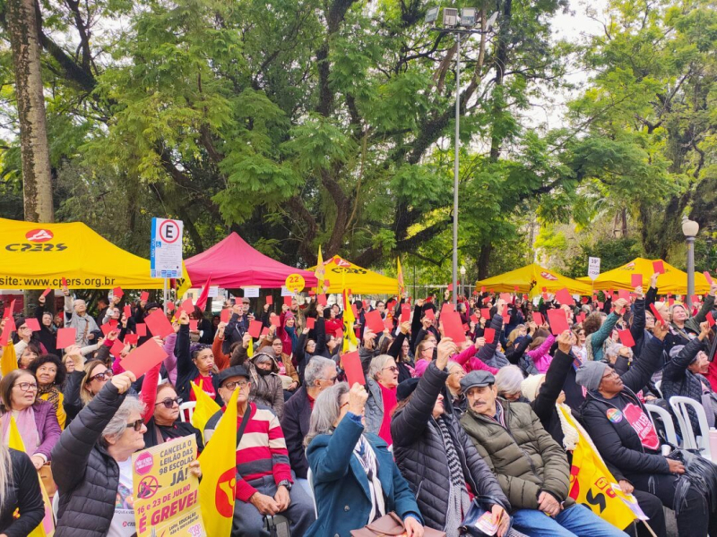 Professores do RS decidem paralisar atividades por mais dois dias contra leilão de 98 escolas estaduais