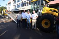 Prefeitura recebe novo rolo compactador para reforçar a manutenção das estradas do interior