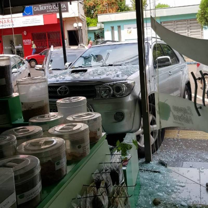 Camionete invade loja no centro de Santa Rosa