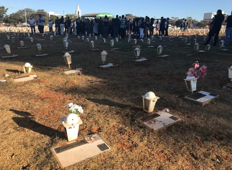 Corpo de menino morto após agressões é sepultado em Viamão