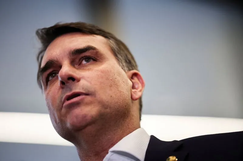 PL oficializa Flávio Bolsonaro como candidato à Presidência