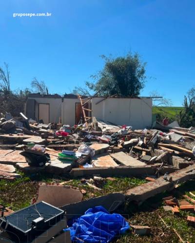 Família faz campanha após perder tudo em tornado em Giruá