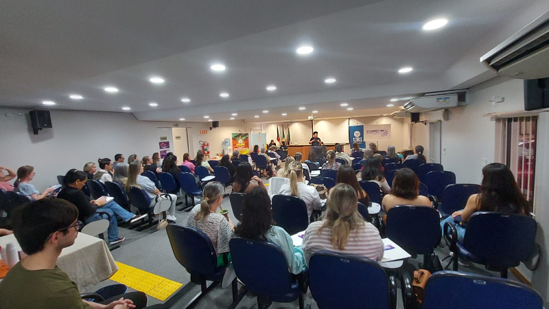 Curso debate raça, gênero e renda no enfrentamento à violência contra as mulheres