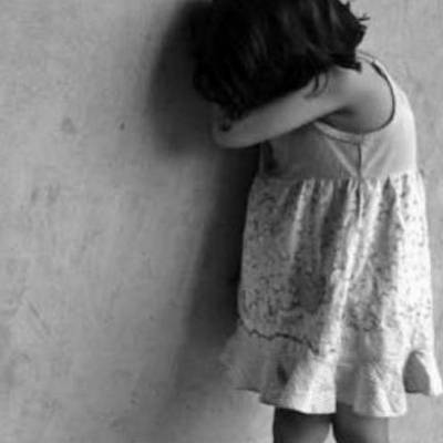 Criança de dois anos é encontrada sozinha dentro de loja em Tramandaí; mãe é investigada