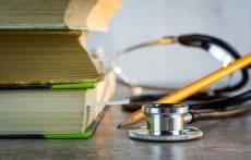 Justiça suspende resultados do Enamed 2025 e anula punições a faculdades de medicina