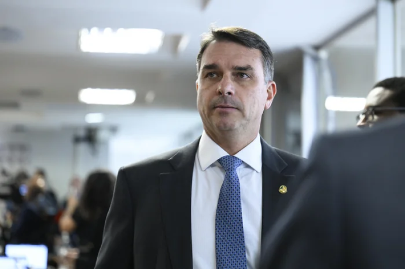 Suposta fraude trava registro de Flávio Bolsonaro à Presidência