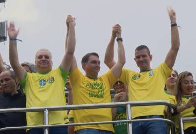 Flávio Bolsonaro inicia campanha presidencial com comício em Copacabana