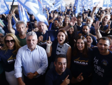 Michelle sobe em palanque ao lado de adversário de Celina e pede votos para Flávio