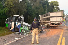 Acidente entre ônibus e carreta deixa ao menos 23 mortos no Paraná