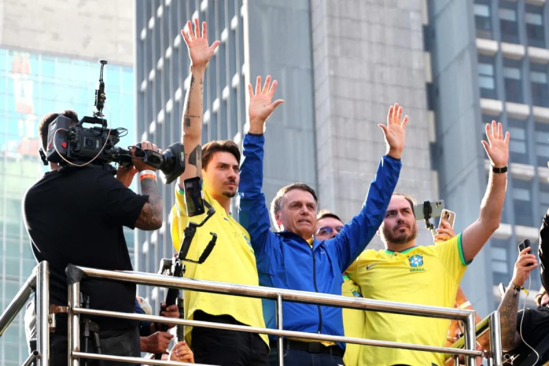 Moraes autoriza Carlos e Jair Renan a retomarem visitas a Bolsonaro
