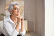 Alzheimer afeta duas em cada três mulheres e pode surgir aos 45 anos