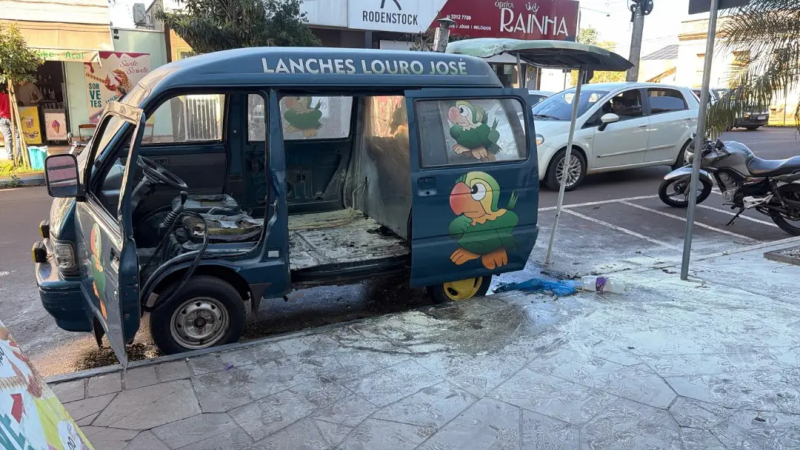 Veículo do Lanches Louro José é destruído por incêndio e comunidade se mobiliza para ajudar na reconstrução