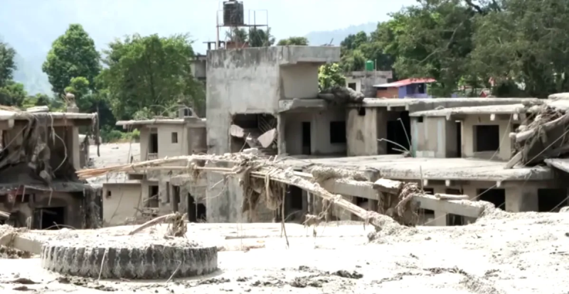 Enchentes devastam áreas comerciais e turísticas no Nepal