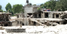 Enchentes devastam áreas comerciais e turísticas no Nepal