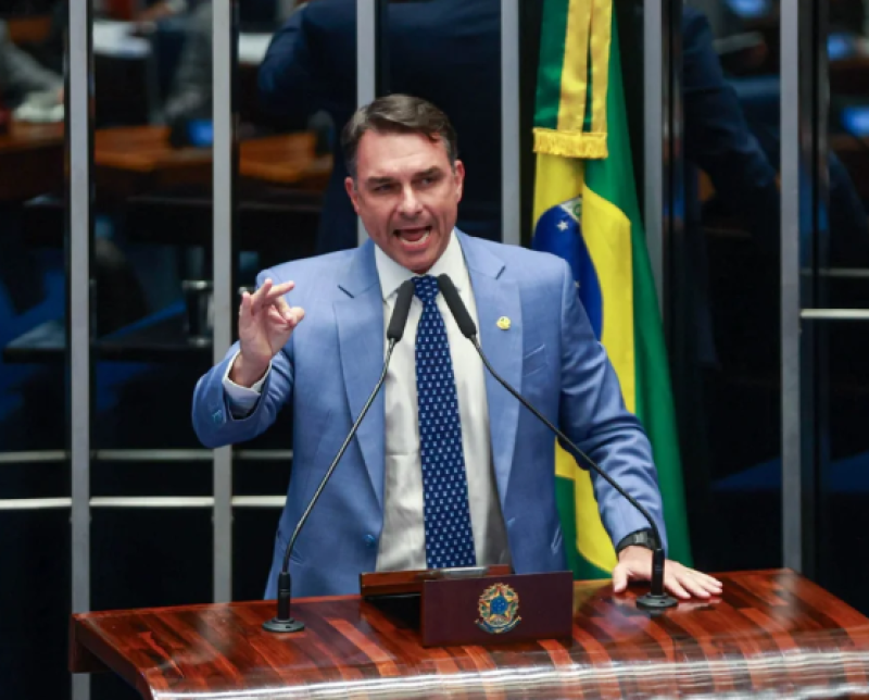 Flávio Bolsonaro defende impeachment de Moraes e cobra Alcolumbre