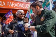 Gabriel Souza percorre comércio da Azenha e conversa com moradores em Porto Alegre