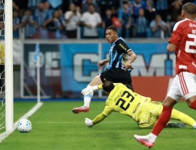 Grêmio vence o clássico, segue na Copa do Brasil e afunda o Inter em crise