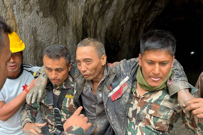 Sobreviventes são resgatados no Nepal 10 dias após enchentes