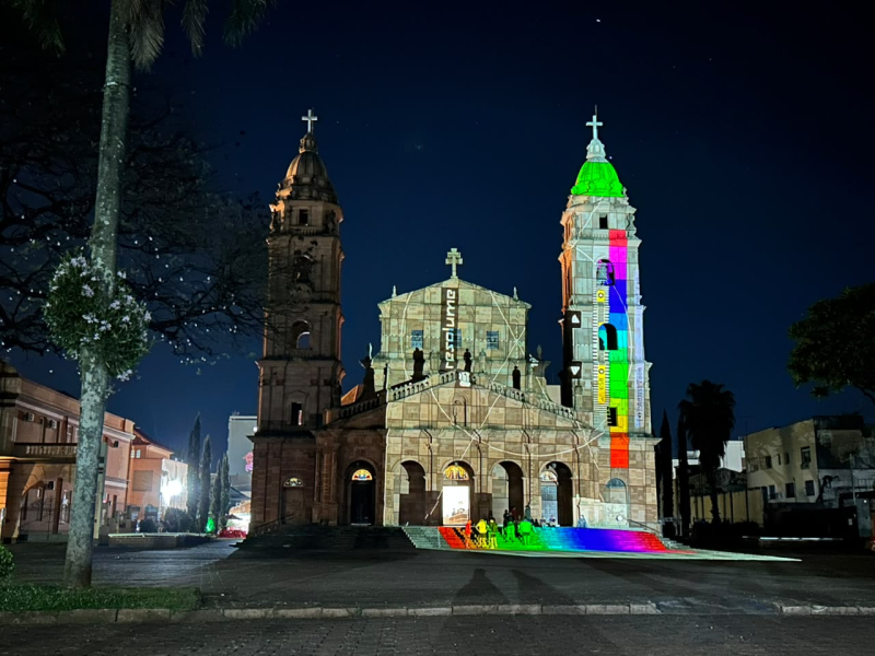 Primeiros testes de projeção mapeada são realizados na Catedral