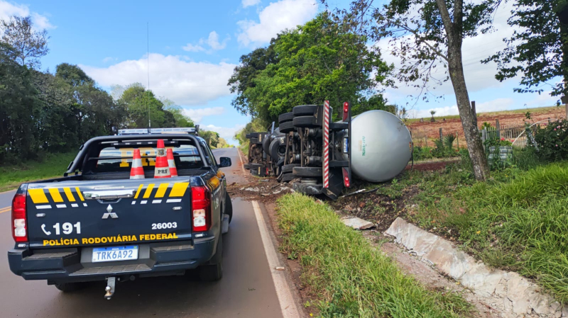 Caminhão tomba na BR-285, em Entre-Ijuís