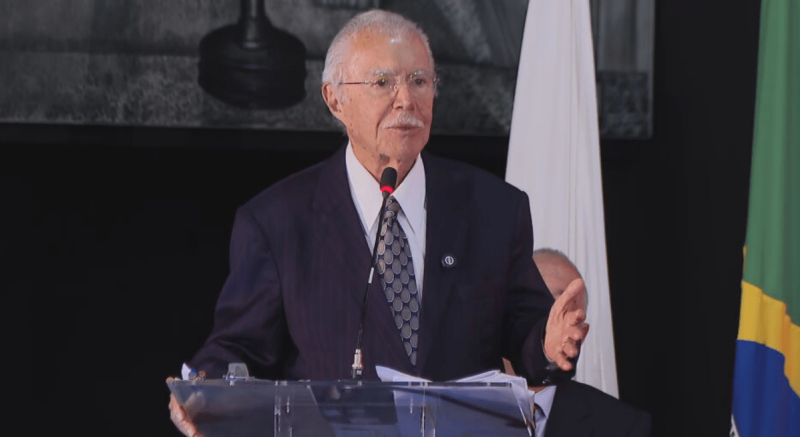 José Sarney é internado com pneumonia; condição clínica é estável