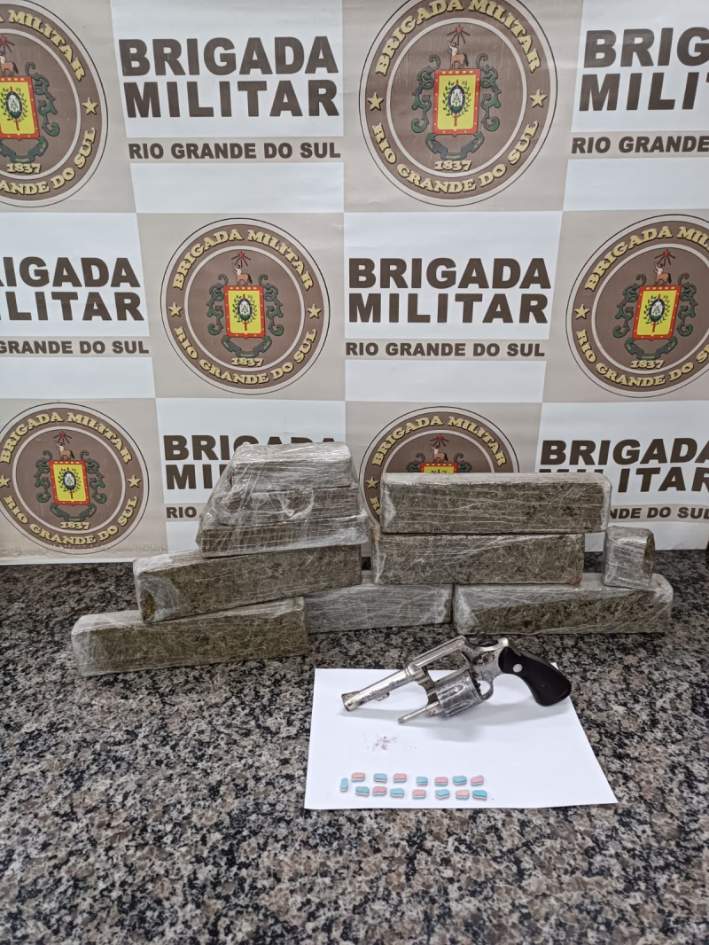 Adolescente é apreendido com arma, ecstasy e 4,8 quilos de maconha em Santo Ângelo