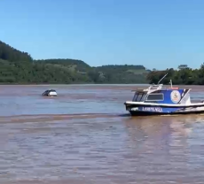 Carro cai de balsa e fica submerso no Rio Uruguai