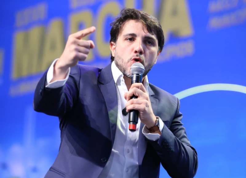 No RS, Renan Santos critica Centrão e direita por ligações com Daniel Vorcaro