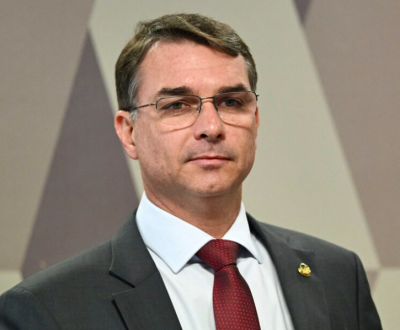 Flávio Bolsonaro diz que manterá reajuste do Bolsa Família se for eleito