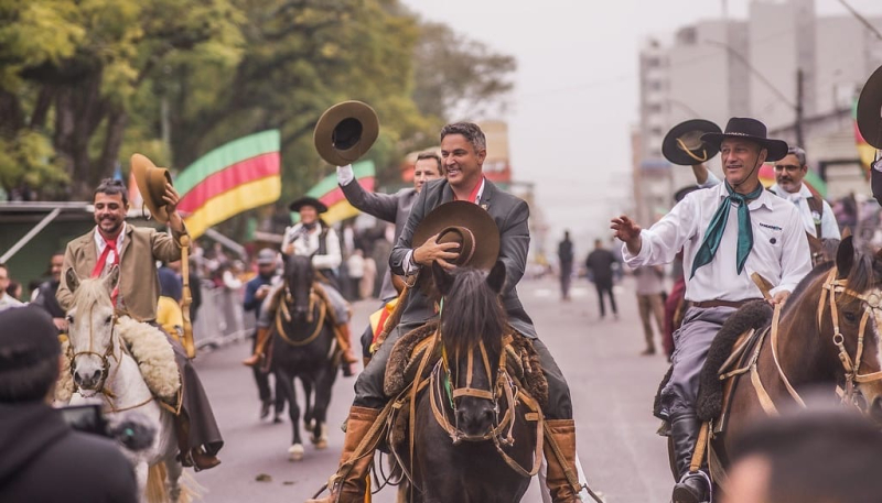 Desfile no Alegrete: na terra natal, Zucco celebra o 20 de Setembro