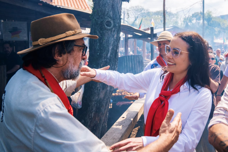 Juliana Brizola percorre Parque Harmonia e defende cultura gaúcha