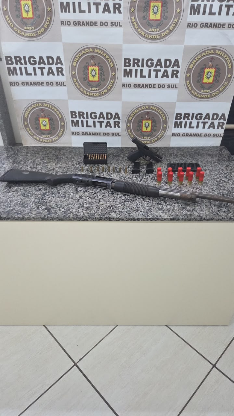 Homem é preso com arma de uso restrito e foragida é capturada em Santo Ângelo