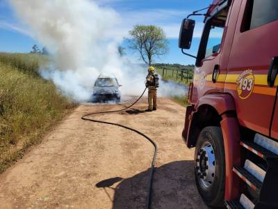 Incêndio destrói veículo em Entre-Ijuís nesta quinta-feira, 24