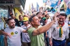 Após semana de debates, Zucco caminha com apoiadores e visita Acampamento Farroupilha em Esteio
