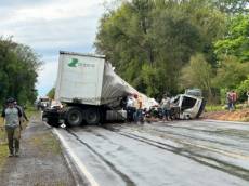 Carreta tomba na  BR-285 e deixa motorista  e caroneiro feridos