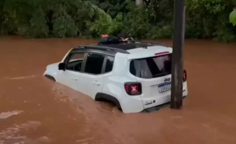 Casal é resgatado de carro arrastado pela correnteza no Rio Grande do Sul