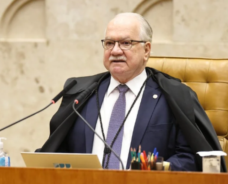Fachin rejeita pedido de Flávio Bolsonaro para afastar Dino de processos