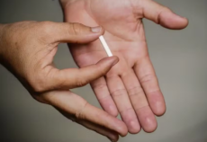 Sociedades médicas pedem à Anvisa proibição total de implantes hormonais manipulados no Brasil