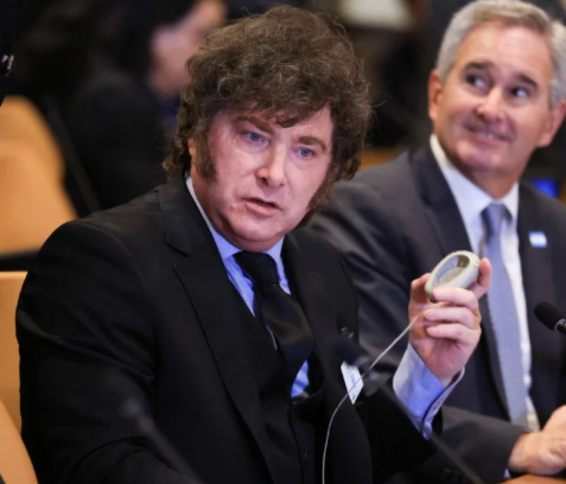 Milei critica Lula e diz ter esperança de que “amigo Flávio Bolsonaro” vença eleição