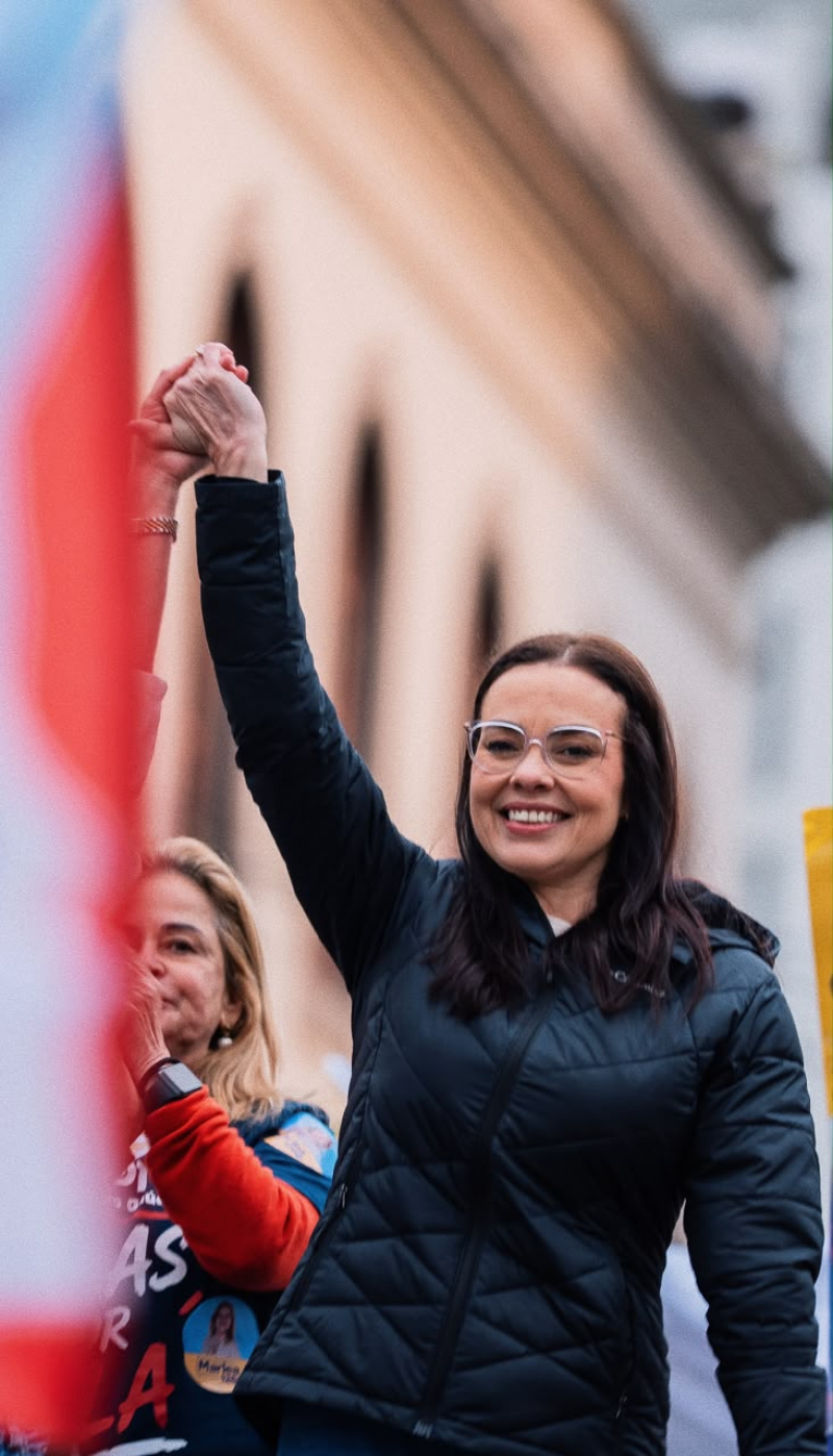 Juliana Brizola percorre centro de Caxias e encerra agenda na Praça Dante Alighieri