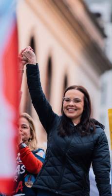 Juliana Brizola percorre centro de Caxias e encerra agenda na Praça Dante Alighieri