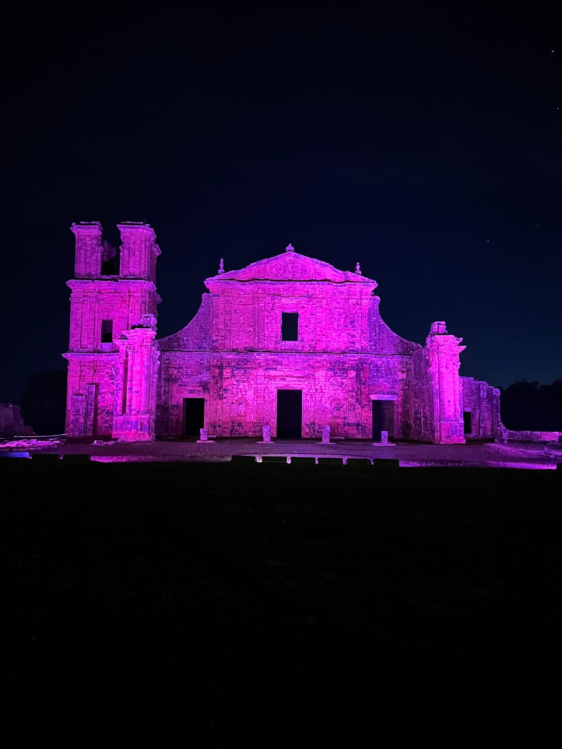 Ruínas de São Miguel Arcanjo ganham iluminação rosa em apoio à campanha Outubro Rosa