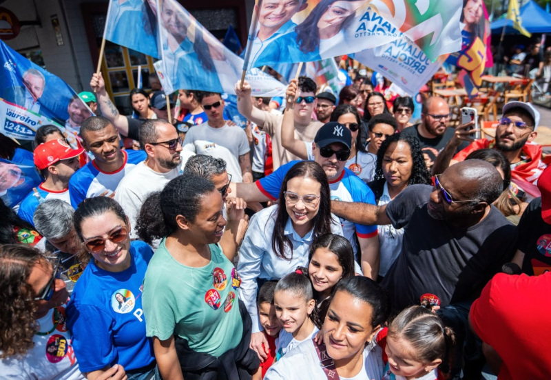 Juliana Brizola reúne centenas de pessoas em caminhada em Cachoeirinha