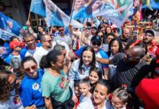 Juliana Brizola reúne centenas de pessoas em caminhada em Cachoeirinha