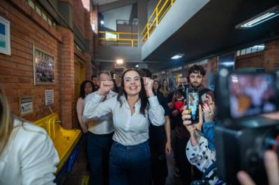 Juliana Brizola vota em Porto Alegre e acompanha primeiro voto do filho