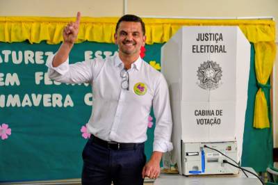 Marcelo Maranata vota em Guaíba acompanhado da família