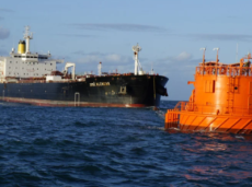 Petróleo fecha em leve alta com tensões no Mar Vermelho e aumento da oferta